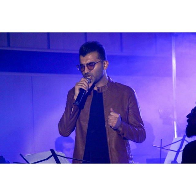 محمد حداد در حال اجرا